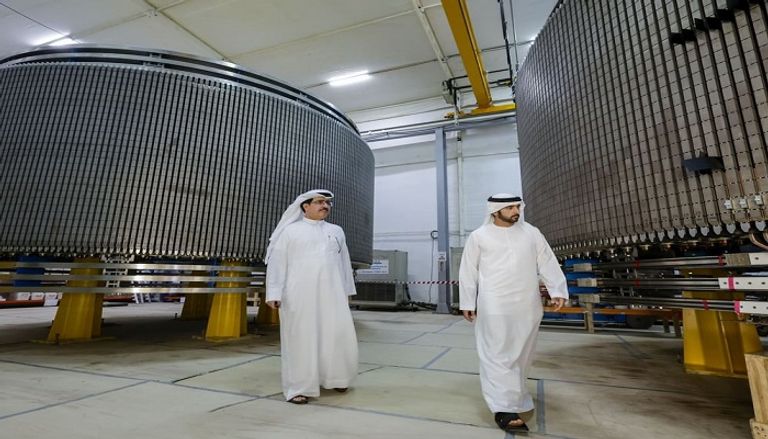 الشيخ حمدان بن محمد بن راشد يستمع إلى شرح تفصيلي حول المحطة الكهرومائية