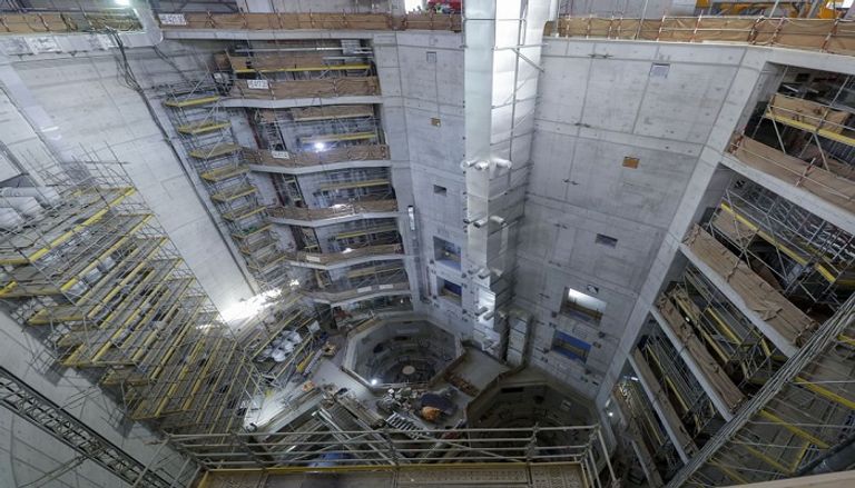 الشيخ حمدان بن محمد بن راشد يستمع إلى شرح تفصيلي حول المحطة الكهرومائية