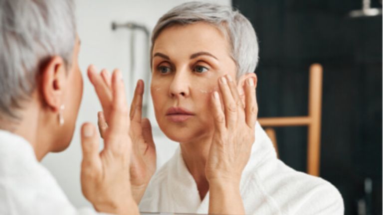 عادات تسبب الشيخوخة علامات الشيخوخة على الجلد - تعبيرية