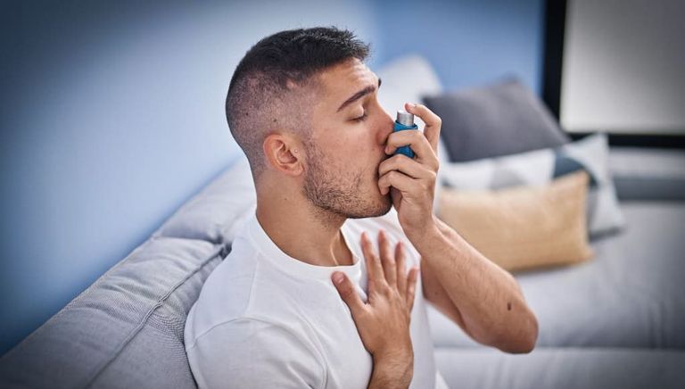 الانسداد الرئوي المزمن سيدة تعاني من السعال- أرشيفية