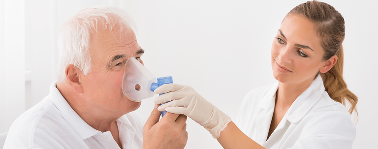 الانسداد الرئوي المزمن سيدة تعاني من السعال- أرشيفية