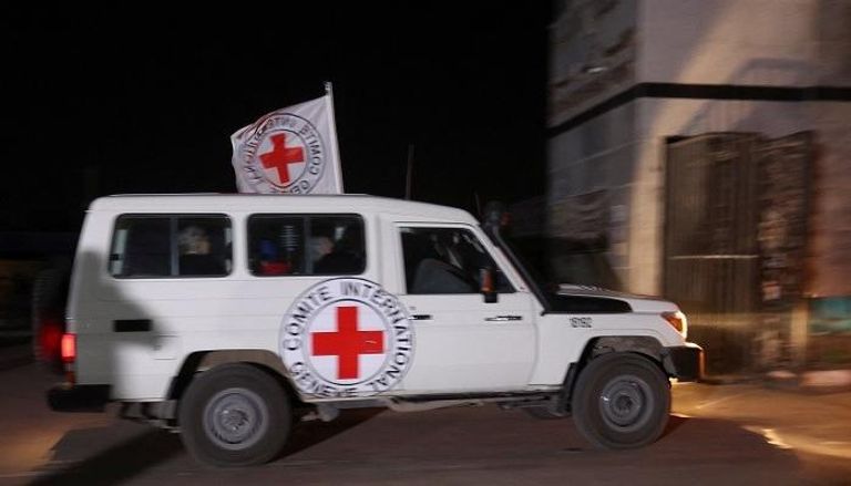 سيارة تابعة للصليب الأحمر الدولي تحمل رهائن إسرائيليين عند معبر رفح