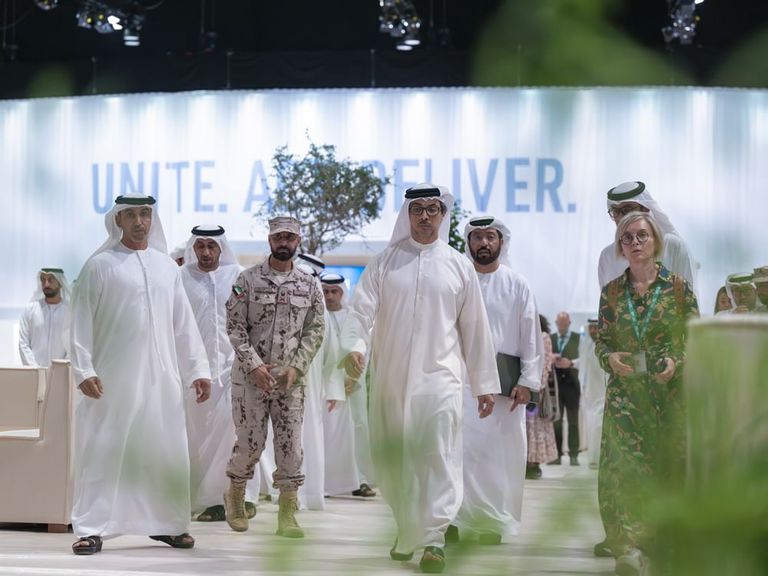 الشيخ منصور بن زايد آل نهيان خلال الجولة التفقدية