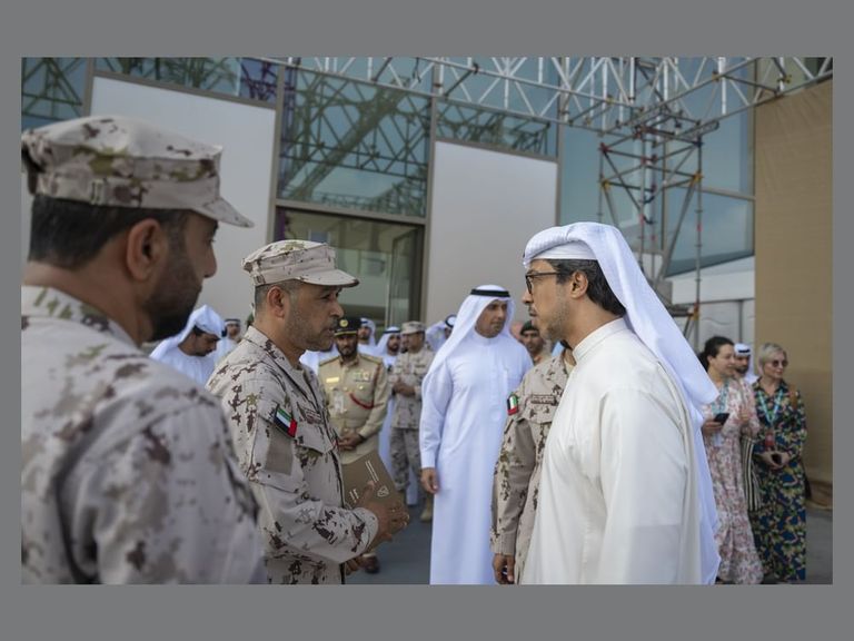 الشيخ منصور بن زايد آل نهيان خلال الجولة التفقدية
