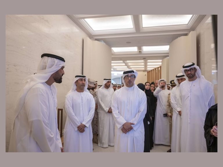 الشيخ منصور بن زايد آل نهيان خلال الجولة التفقدية