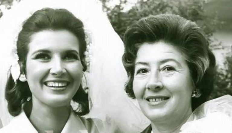 الفنانة ميرفت أمين 