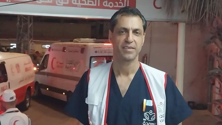 فلسطينيون يغادرون الشمال ويمرون عبر طريق صلاح الدين في منطقة الزيتون