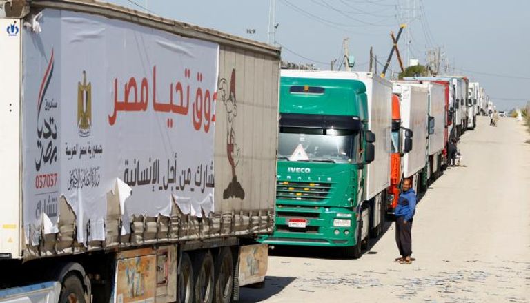 شاحنات على الجانب المصري تحمل مساعدات إنسانية لغزة