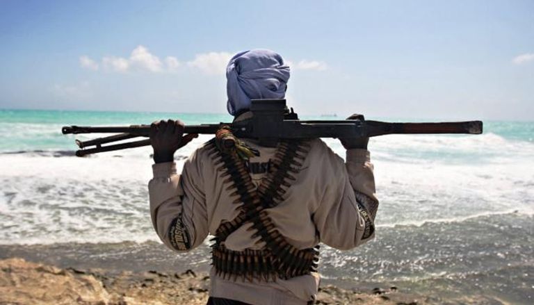 مسلح على شاطئ صومالي حيث جرت عمليات قرصنة سابقة - أرشيفية