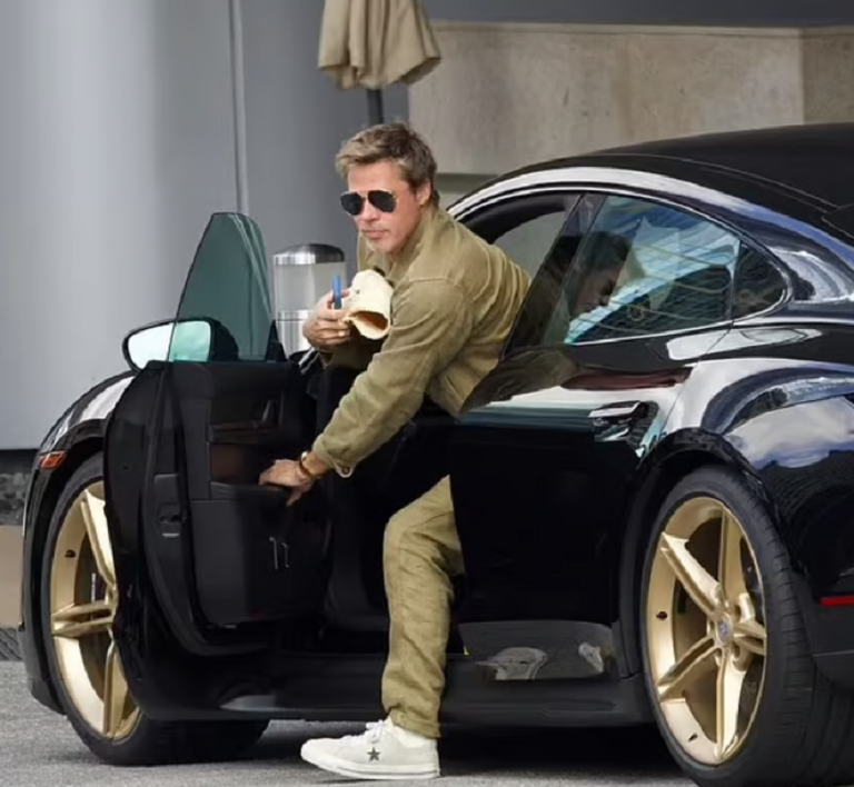 براد بيت وأنجلينا جولي وابنهما بالتبني