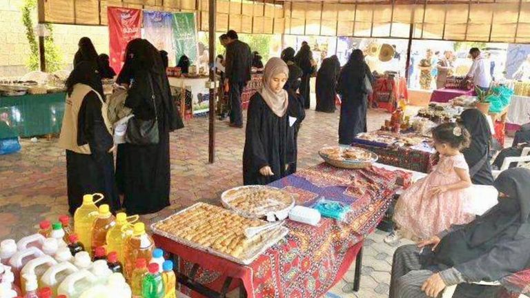 التجارة الإلكترونية.. وسيلة نساء اليمن للكسب والاستقلال وتحدي الحوثيين بضائع يتم تسويقها على الإنترنت