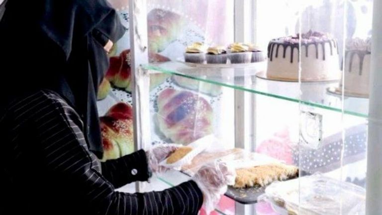 التجارة الإلكترونية.. وسيلة نساء اليمن للكسب والاستقلال وتحدي الحوثيين بضائع يتم تسويقها على الإنترنت