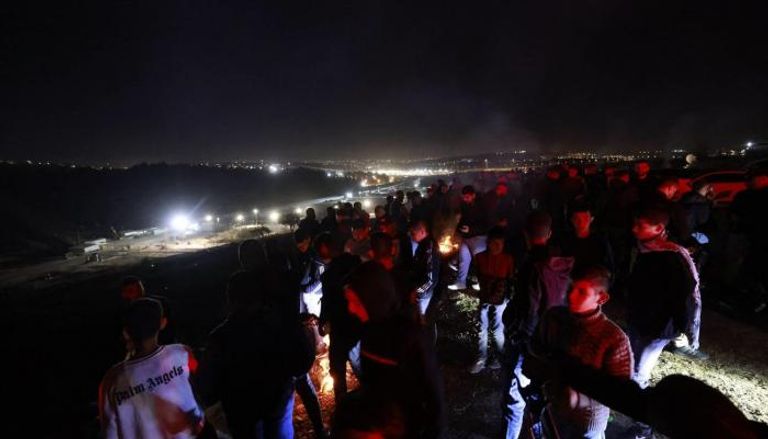 فلسطينيون قرب سجن عوفر الإسرائيلي