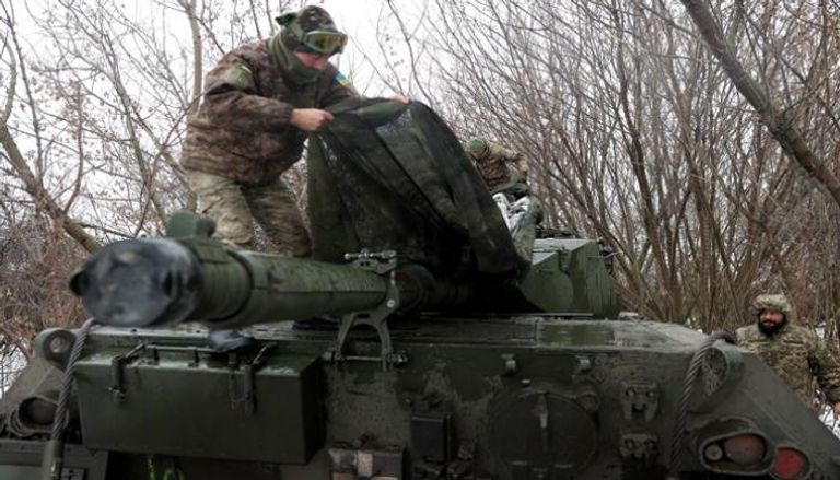 جنود أوكرانيون يخفون دبابة ليوبارد عن خط المواجهة في منطقة خاركيف 