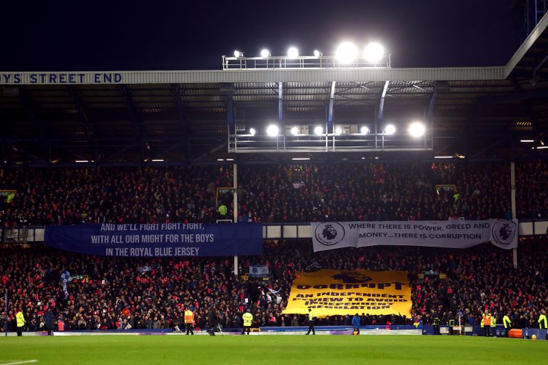 جماهير إيفرتون كلمة فساد على شعار الدوري الإنجليزي