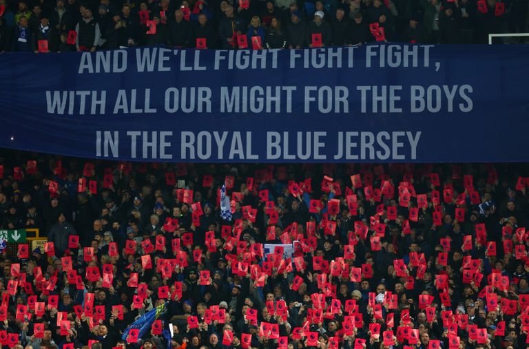 جماهير إيفرتون كلمة فساد على شعار الدوري الإنجليزي