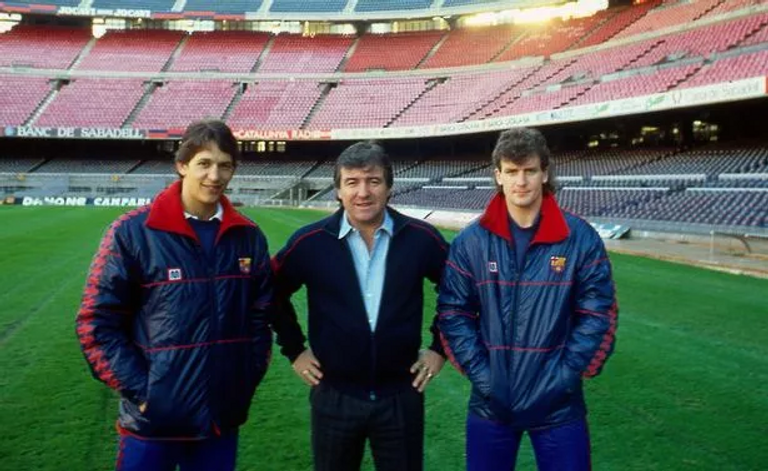 فينابلز في برشلونة مع هيوز ولينكر