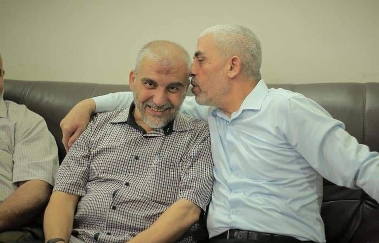 يحيى السنوار وبجواره أحمد الغندور