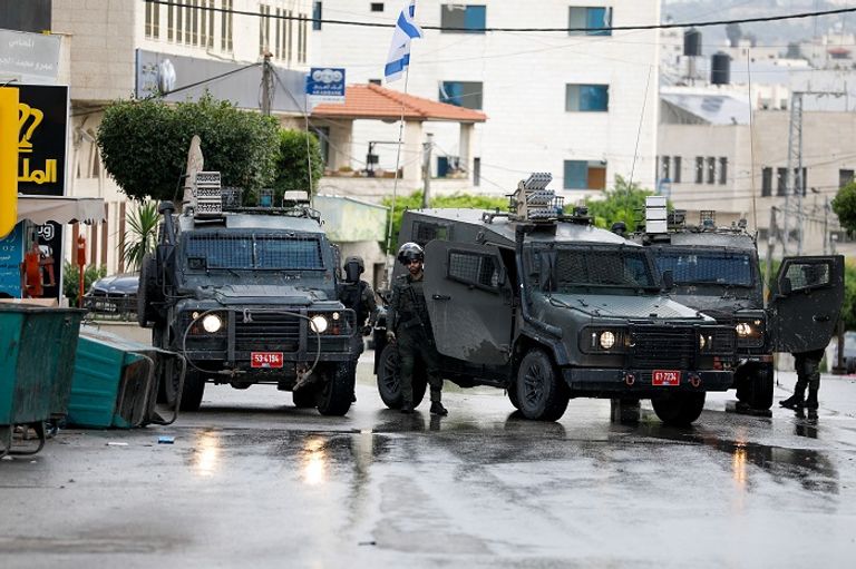 قوات إسرائيلية في طولكرم - رويترز مركبتان عسكريتان إسرائيليتان في طولكرم - رويترز
