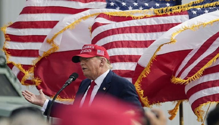 الرئيس الأمريكي جو بايدن مع بعض مؤيديه في ولاية ماساتشوستس - رويترز