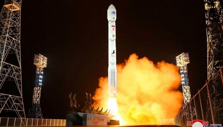 صاروخ كوري شمالي يحمل قمرا اصطناعيا تجسسيا لمداره