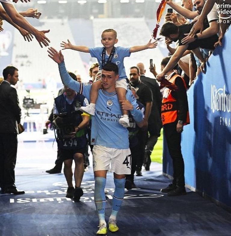 روني فودين يرتدي ميدالية التتويج بدوري أبطال أوروبا