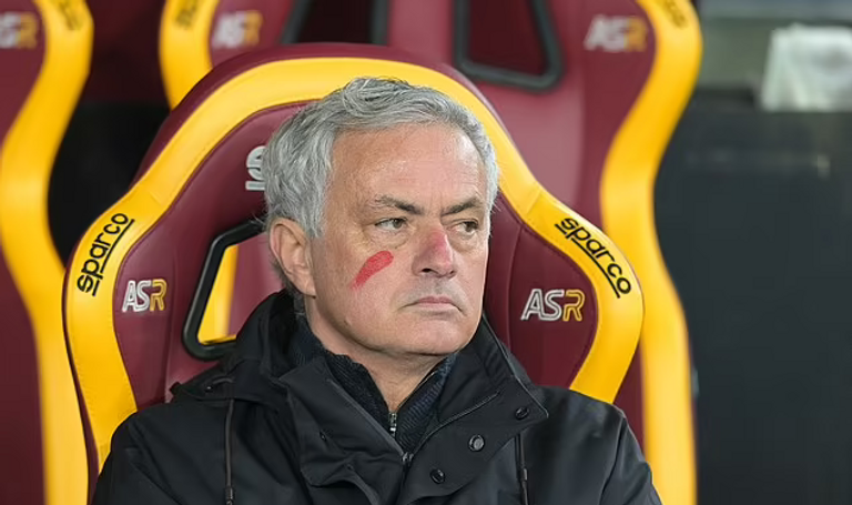 جوزيه مورينيو الأرجنتيني باولو ديبالا