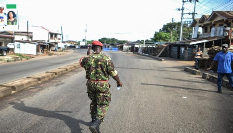 جندي بالجيش قرب حاجر بعاصمة سيراليون