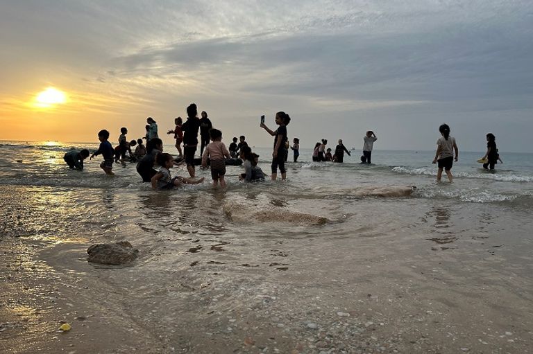 فلسطينيون على شاطئ بحر غزة - رويترز فلسطينيون على شاطئ بحر غزة - رويترز
