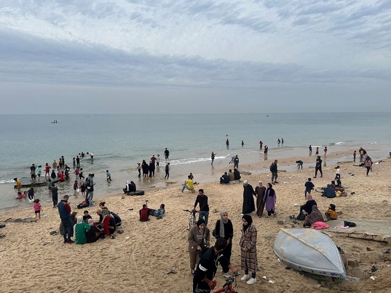 فلسطينيون على شاطئ بحر غزة - رويترز فلسطينيون على شاطئ بحر غزة - رويترز