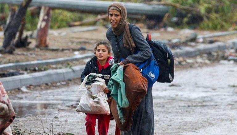 سيدة فلسطينية وابنتها في قطاع غزة - رويترز