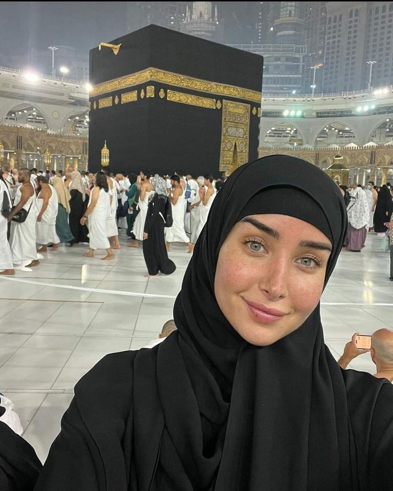 هنا الزاهد تؤدي مناسك العمرة