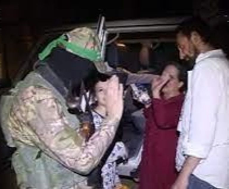 رهينة إسرائيلية أثناء عملية التبادل