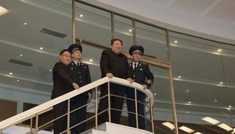الزعيم الكوري الشمالي يزور مركز التحكم العام التابع لمديرية تكنولوجيا الفضاء 