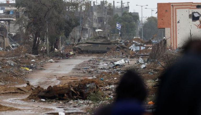 مبان مدمرة ودبابة إسرائيلية في غزة