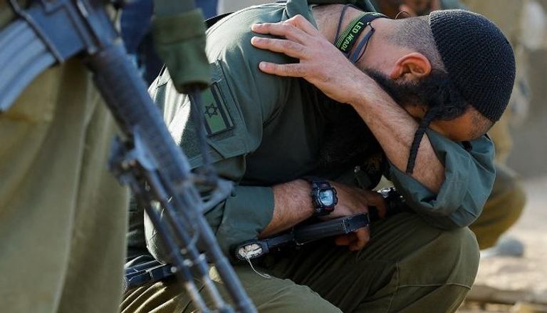 جندي إسرائيلي قرب حدود غزة - رويترز