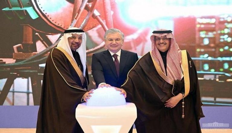 وزير الاستثمار السعودي خالد الفالح أثناء توقيع مذكرات التفاهم مع الجانب الأوزبكي