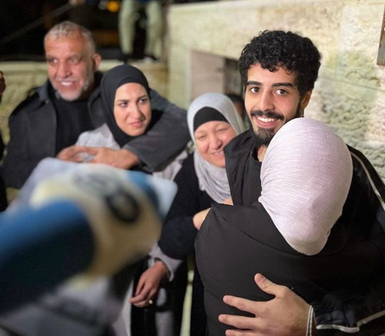 السلايمة مع والده بعد إطلاق سراحه