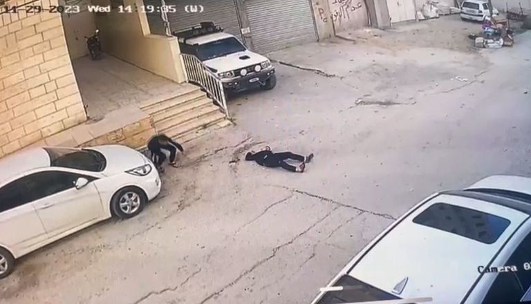 أحد الطفلين بعد إصابته برصاص القوات الإسرائيلية