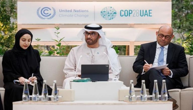 الدكتور سلطان الجابر خلال حضوره مجلس «COP28» للإعلام