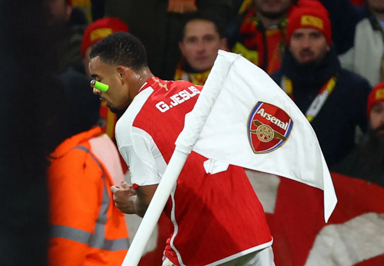 ولاعة ملقاة على جيسوس مباراة أرسنال ولانس