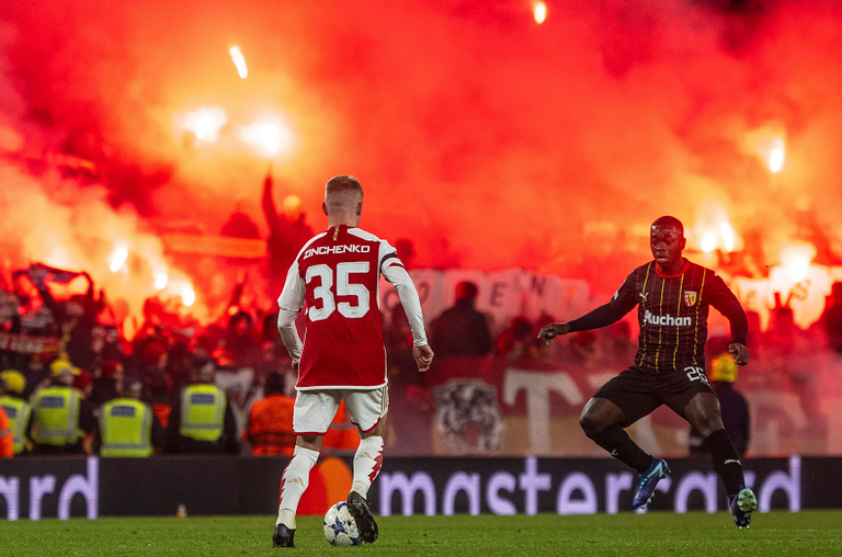 ألعاب نارية مباراة أرسنال ولانس