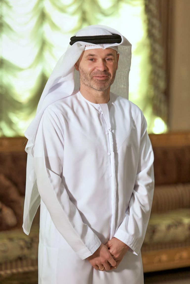 أندريس إنييستا لاعب فريق الإمارات