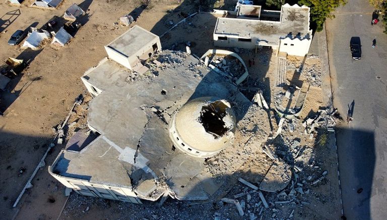 مسجد في خان يونس جنوب غزة دمر في الغارات الإسرائيلية على القطاع