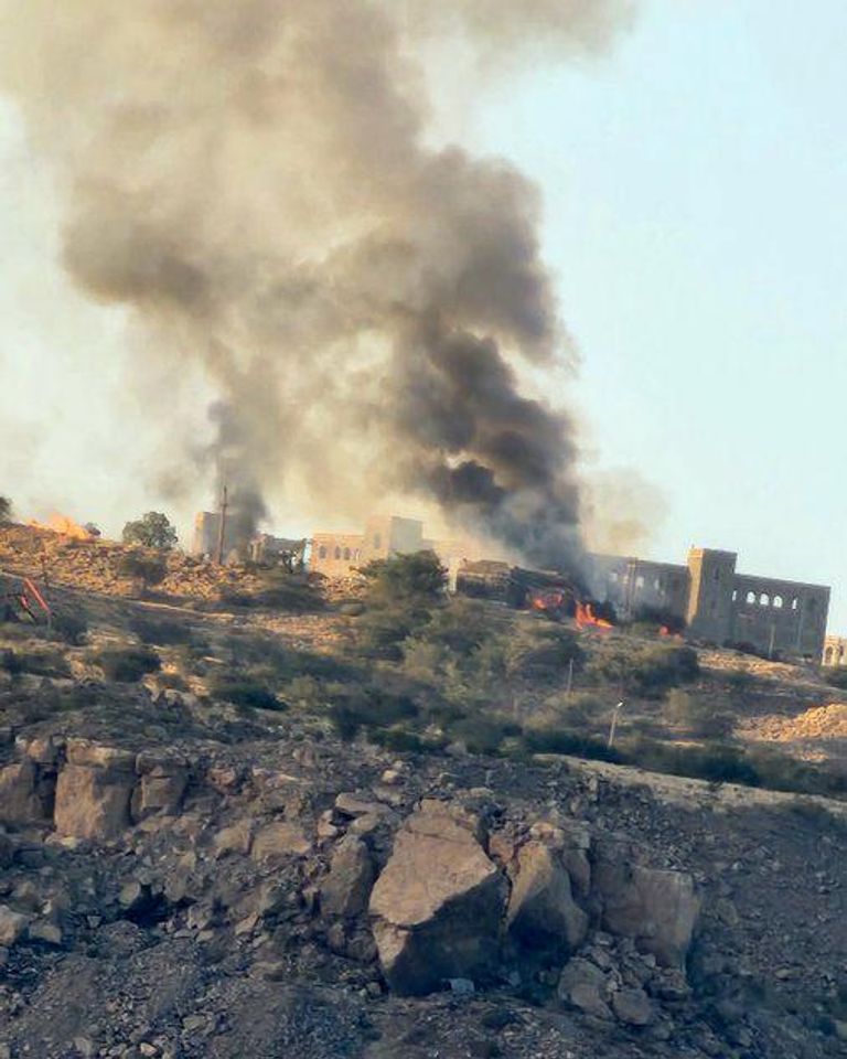 تصاعد الأدخنة جراء الانفجار الذي استهدف مخزن سلاح للحوثيين