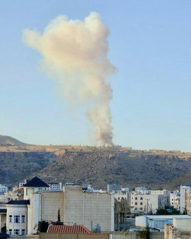 تصاعد الأدخنة جراء الانفجار الذي استهدف مخزن سلاح للحوثيين