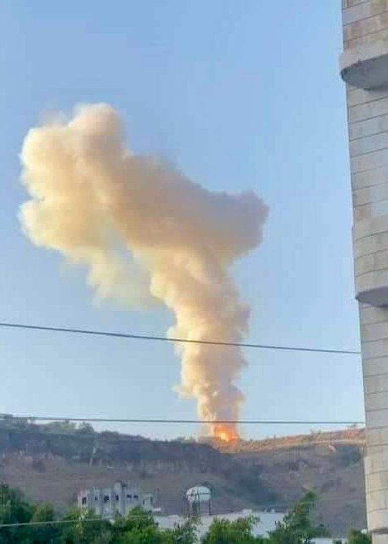 تصاعد الأدخنة جراء الانفجار الذي استهدف مخزن سلاح للحوثيين