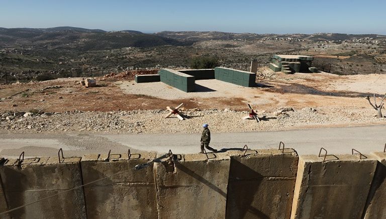 جنود حفظ السلام الإيرلنديون يجلسون معًا داخل مخبأ 