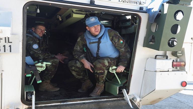 جنود حفظ السلام الإيرلنديون يجلسون معًا داخل مخبأ 