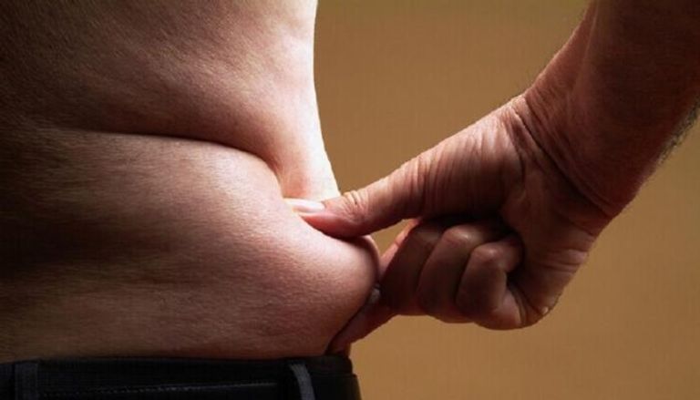 شخص يعاني من تراكم الدهون في منطقة الخصر